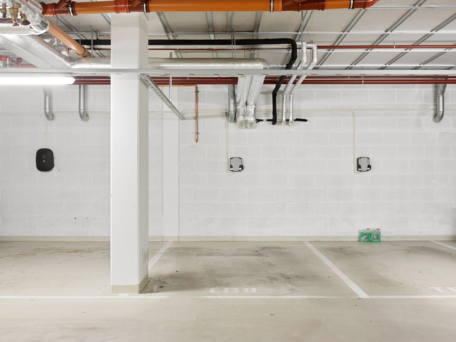 Heisen tar dere rett ned til garasjeplass med elbillader og bod Galleribilde