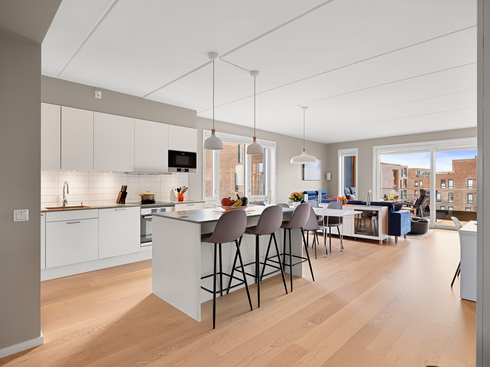 Åpen og romslig stue- og kjøkkenløsning Galleribilde