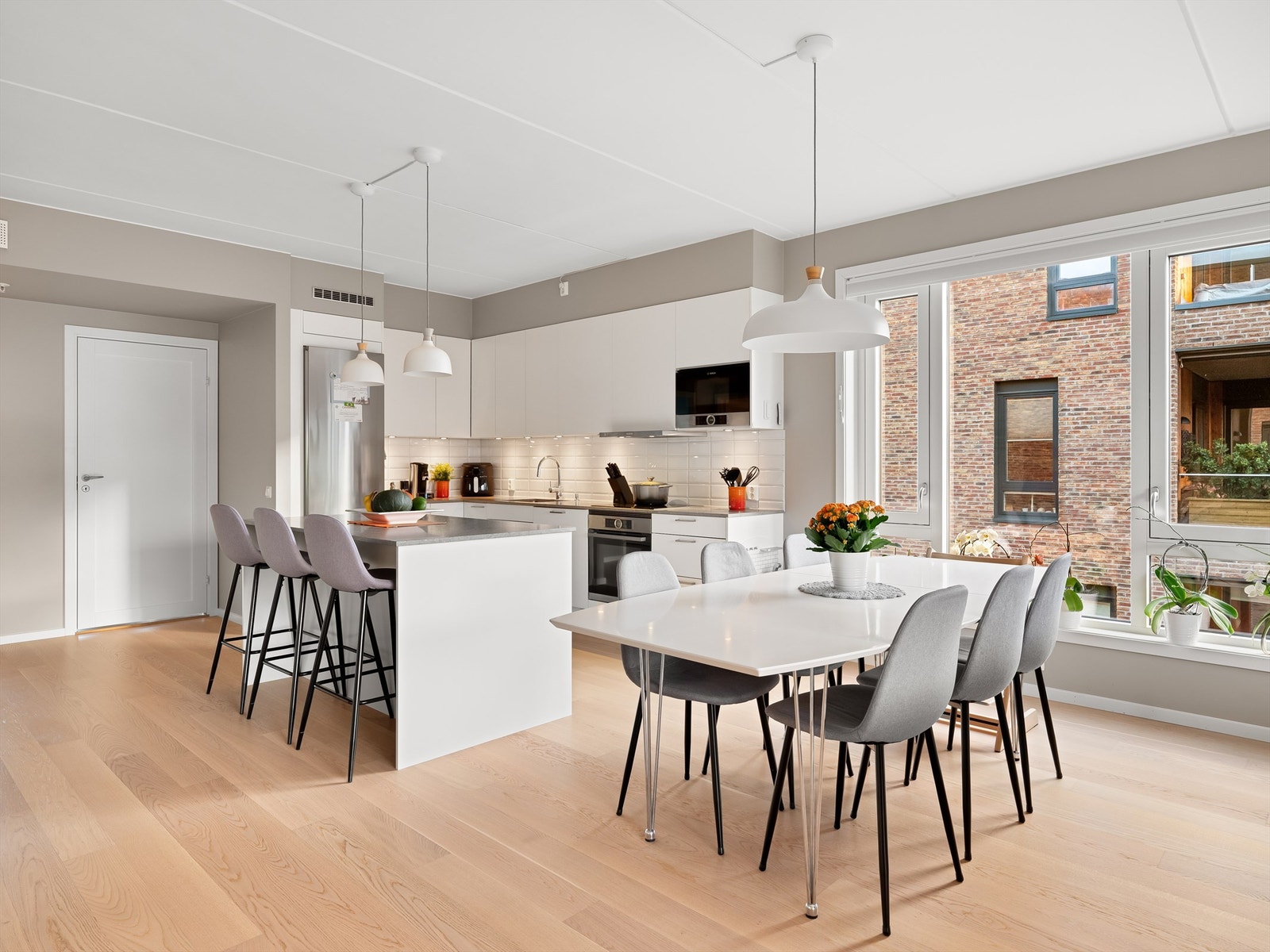 Plisségardiner på alle vinduer Galleribilde