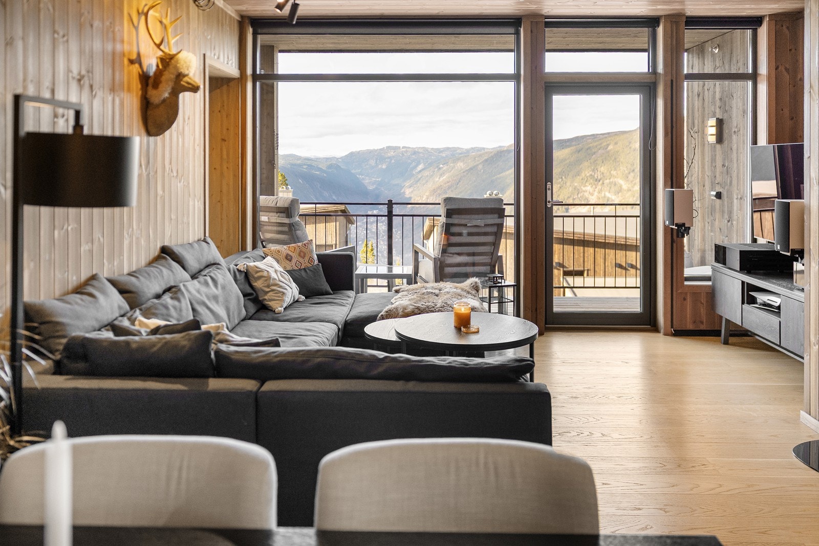 Romslig og koselig stue med store vindusflater til den fantastiske utsikten! Galleribilde