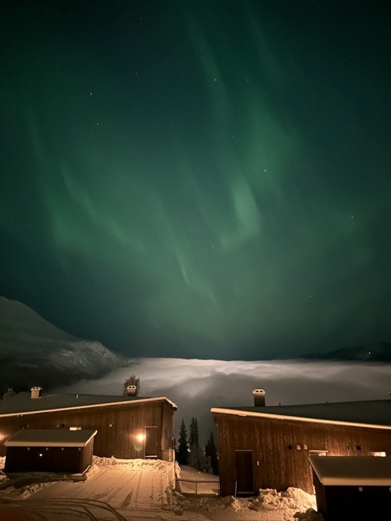 Nordlys på himmelen over skydekket over Rjukan. Foto privat. Galleribilde