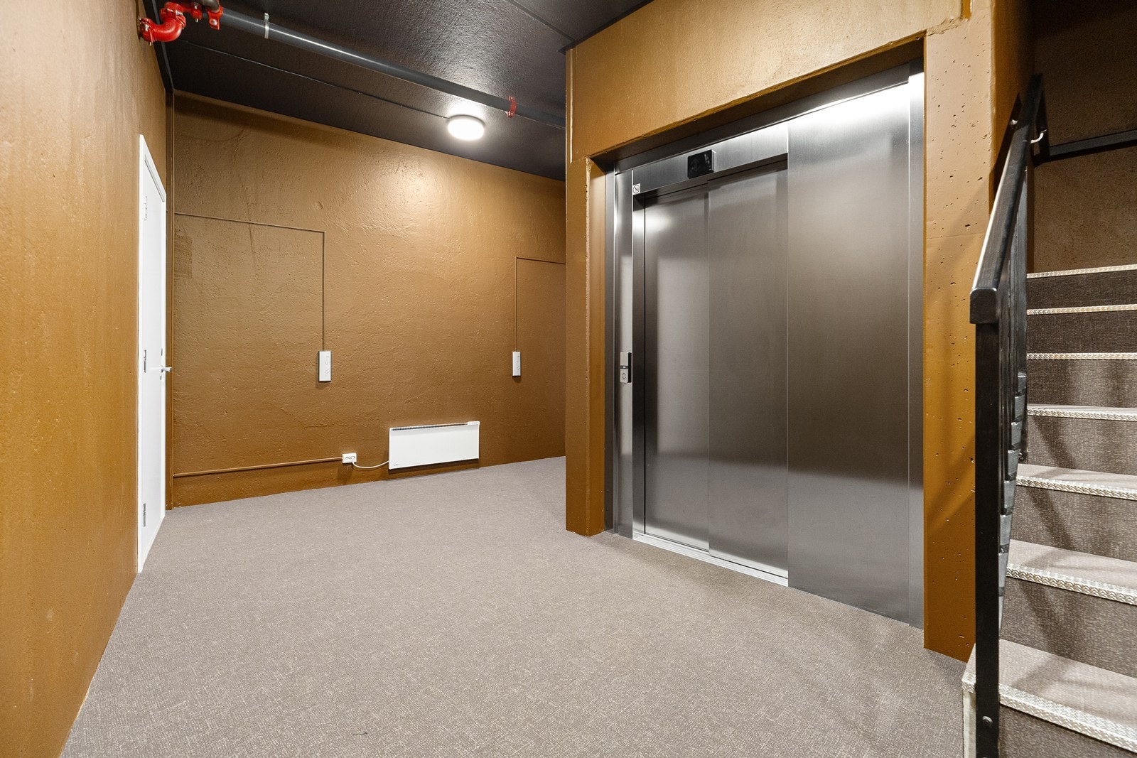 Adkomst via heis eller trapp Galleribilde