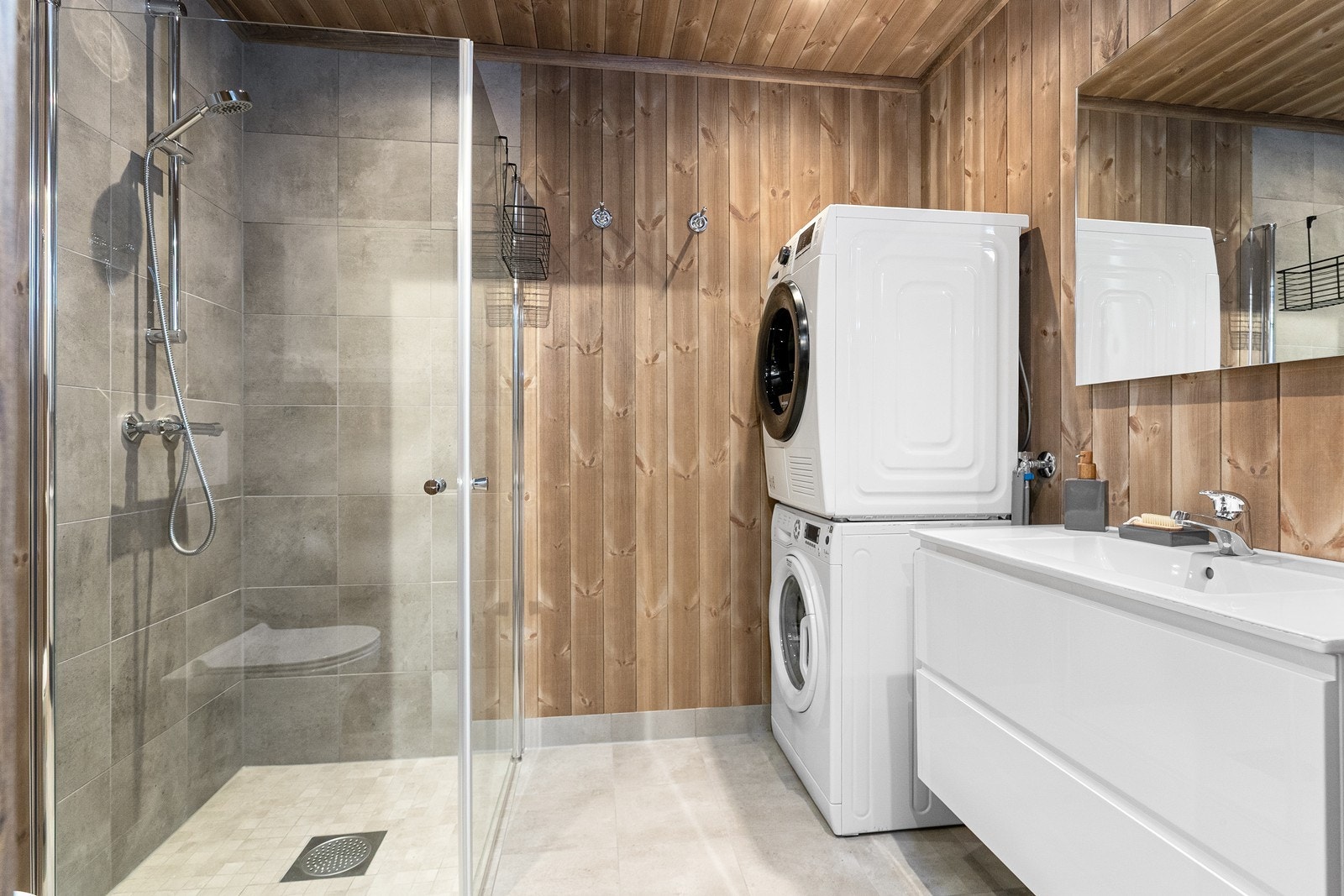 Badet er med fliser på gulv og i dusjsone. Opplegg til vaskemaskin Galleribilde