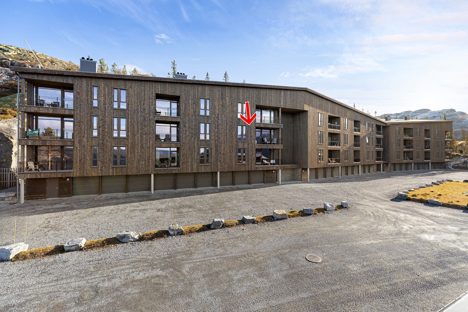 Leiligheten ligger i 2.etasje over garasjeanlegget Galleribilde