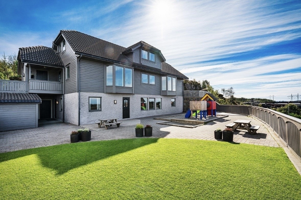 Egen inngang på fremsiden av huset (svart dør) Galleribilde