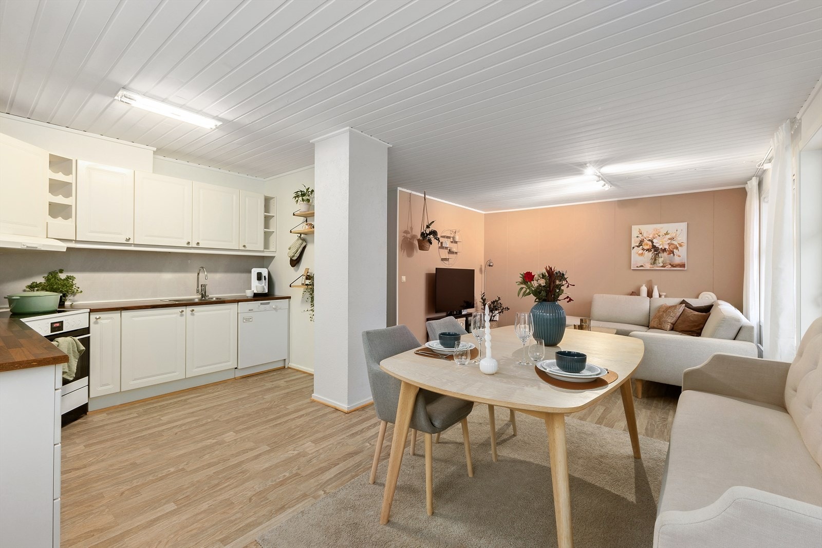 Kjøkkeninnredningen består av laminerte skrog med laminerte profilerte fronter. Galleribilde