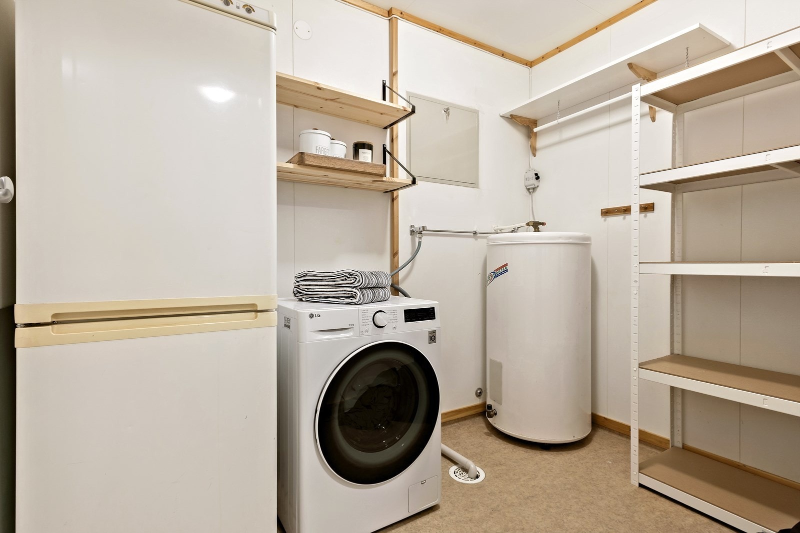 Fra entréen har man inngang til vaskerommet på venstreside. Vaskerommet har malte plater på vegg, og gulvet er belagt med vinyl. Galleribilde