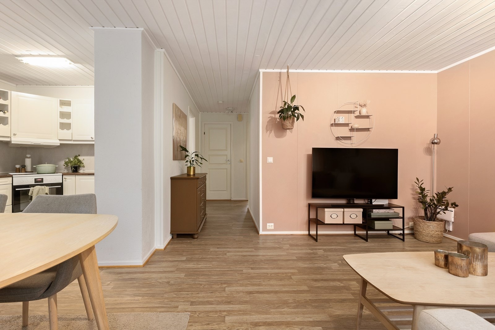 Stue med god plass til både sitte-og spisegruppe i naturlig definerte soner. Galleribilde