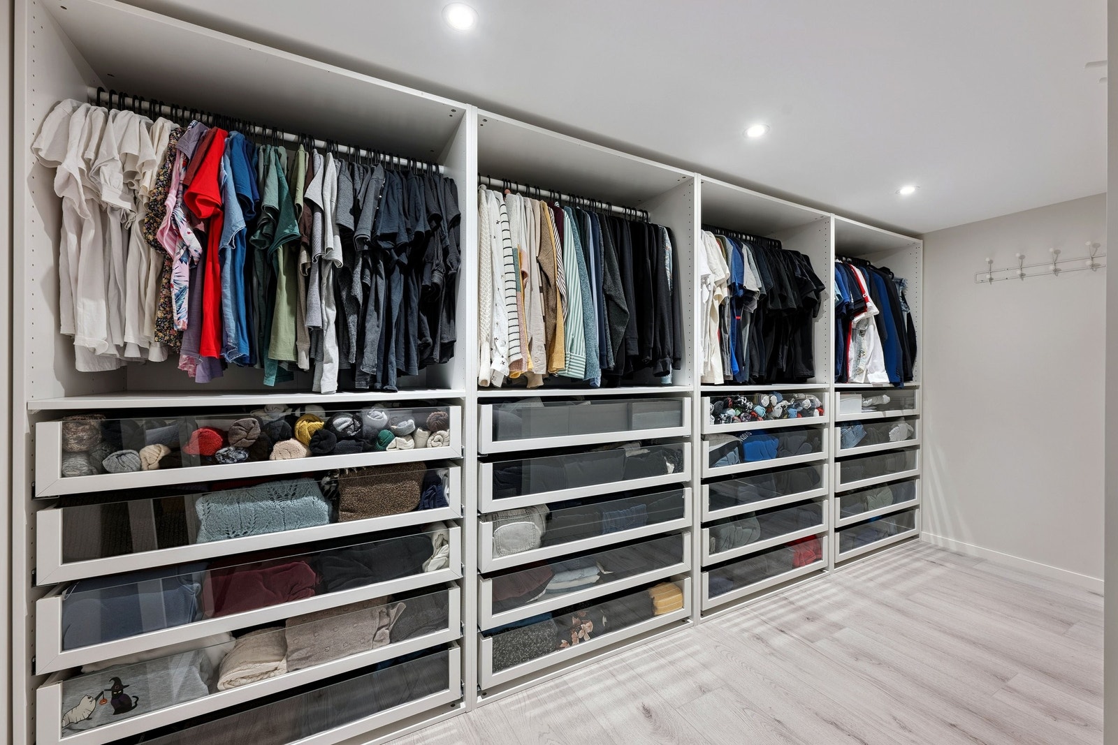 "Walk-in closet" i kjellerstue Galleribilde