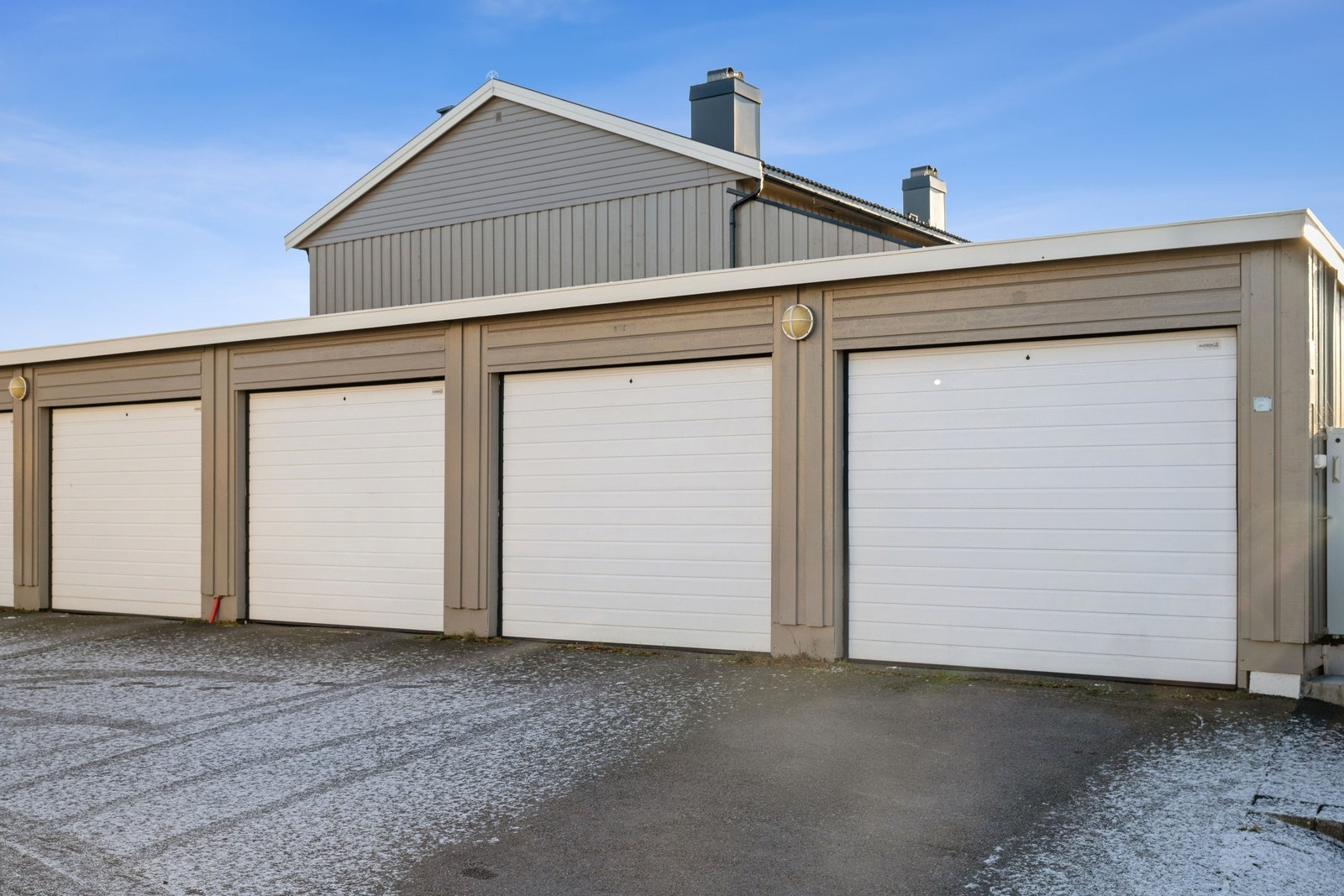 Egen garasje følger med boligen. Garasjen til høyre Galleribilde