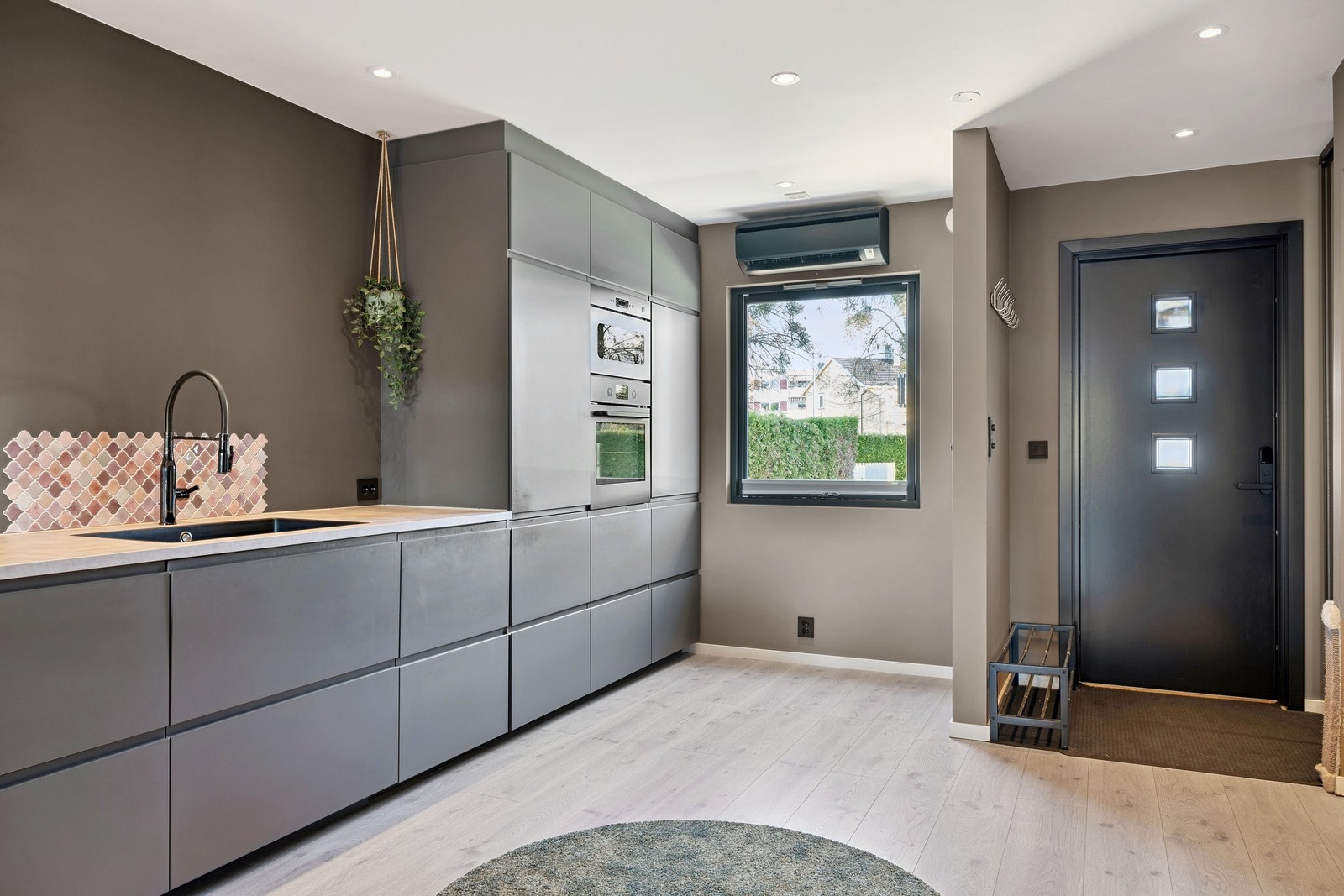 Entre med varmekabler og innebygd skyvedørsgarderobe Galleribilde