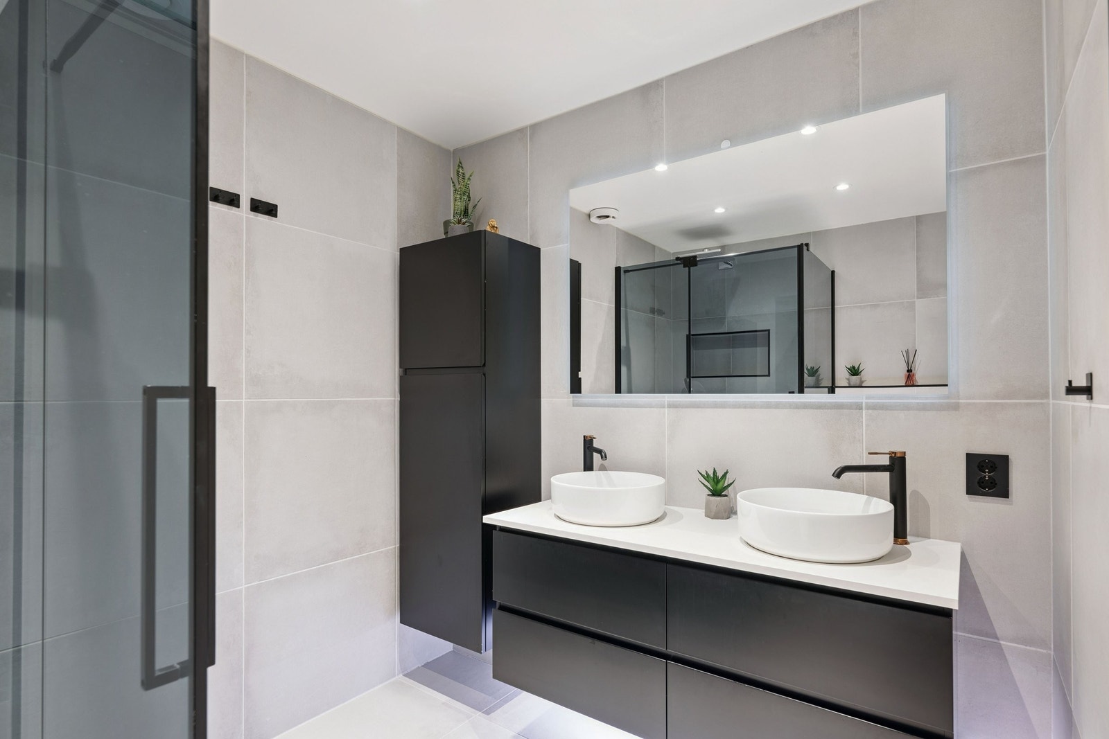 Flott bad med to servanter Galleribilde