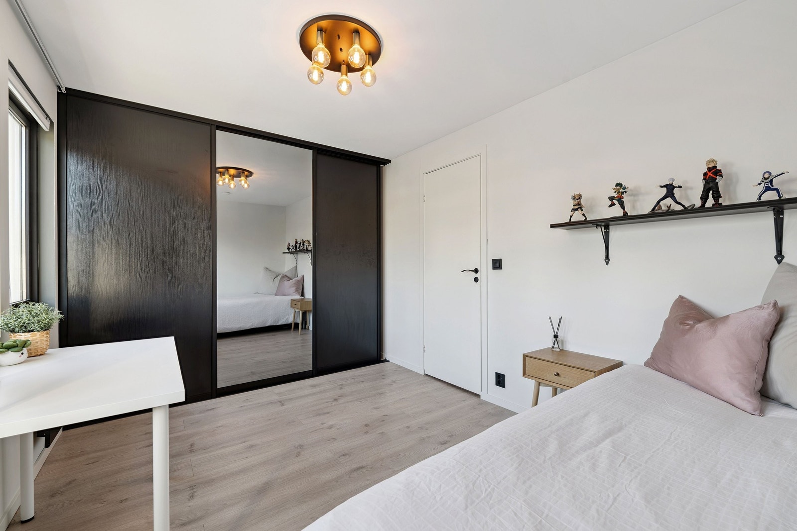 Stor innebygd skyvedørsgarderobe Galleribilde