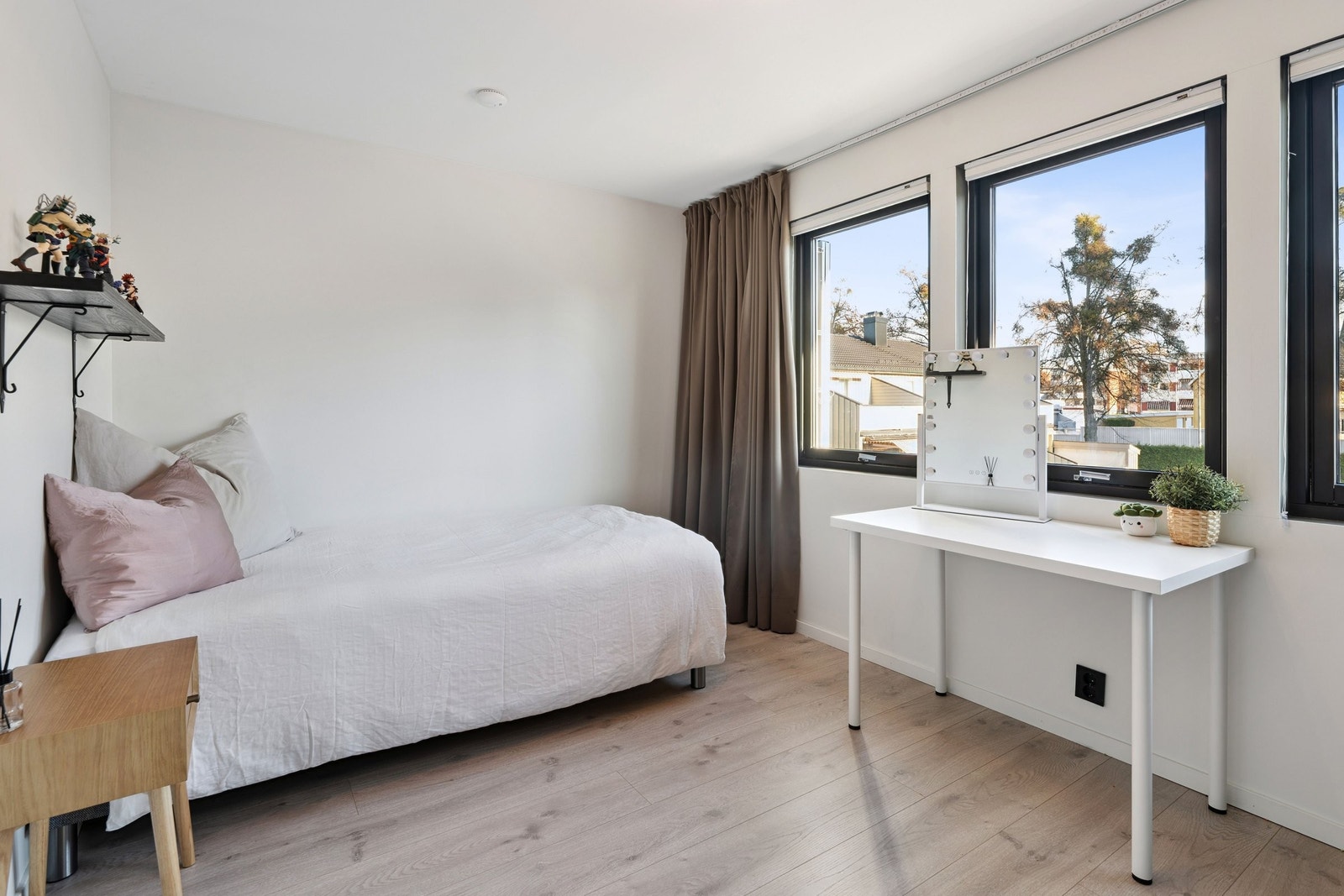 Soverom 1 med plass til dobbeltseng. Sengen kan snus og ha plass til nattbord på begge sider Galleribilde