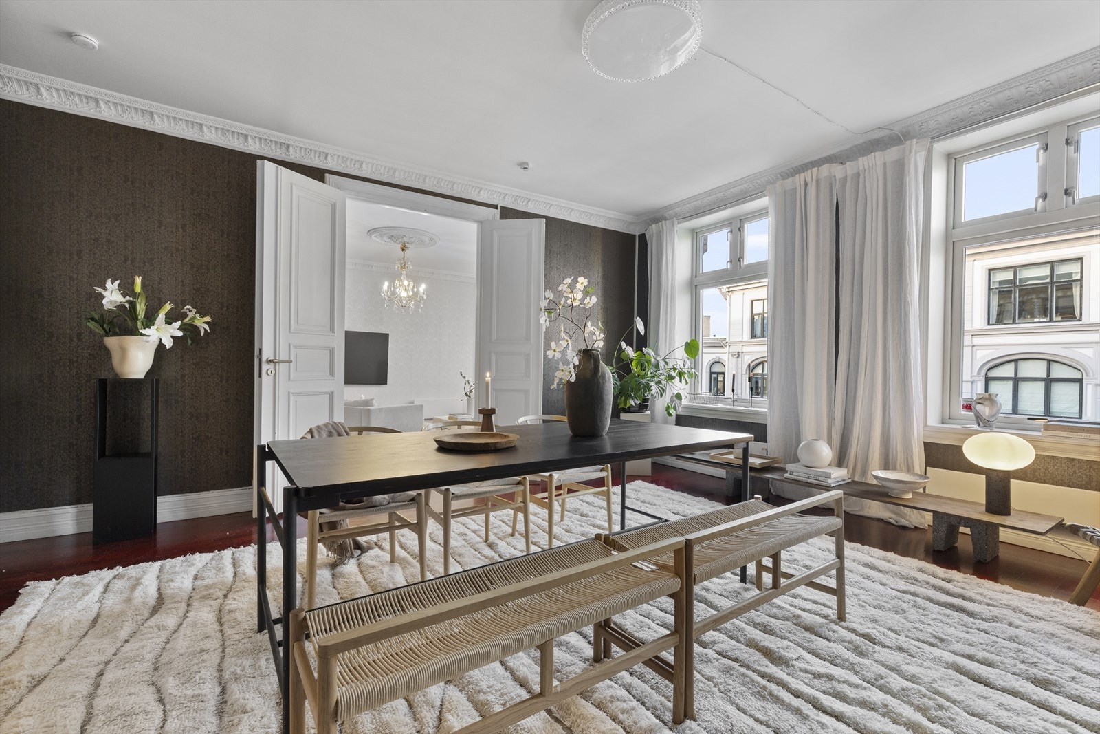 Store vinduer sammen med god takhøyde gjør leiligheten meget lys og tiltalende Galleribilde