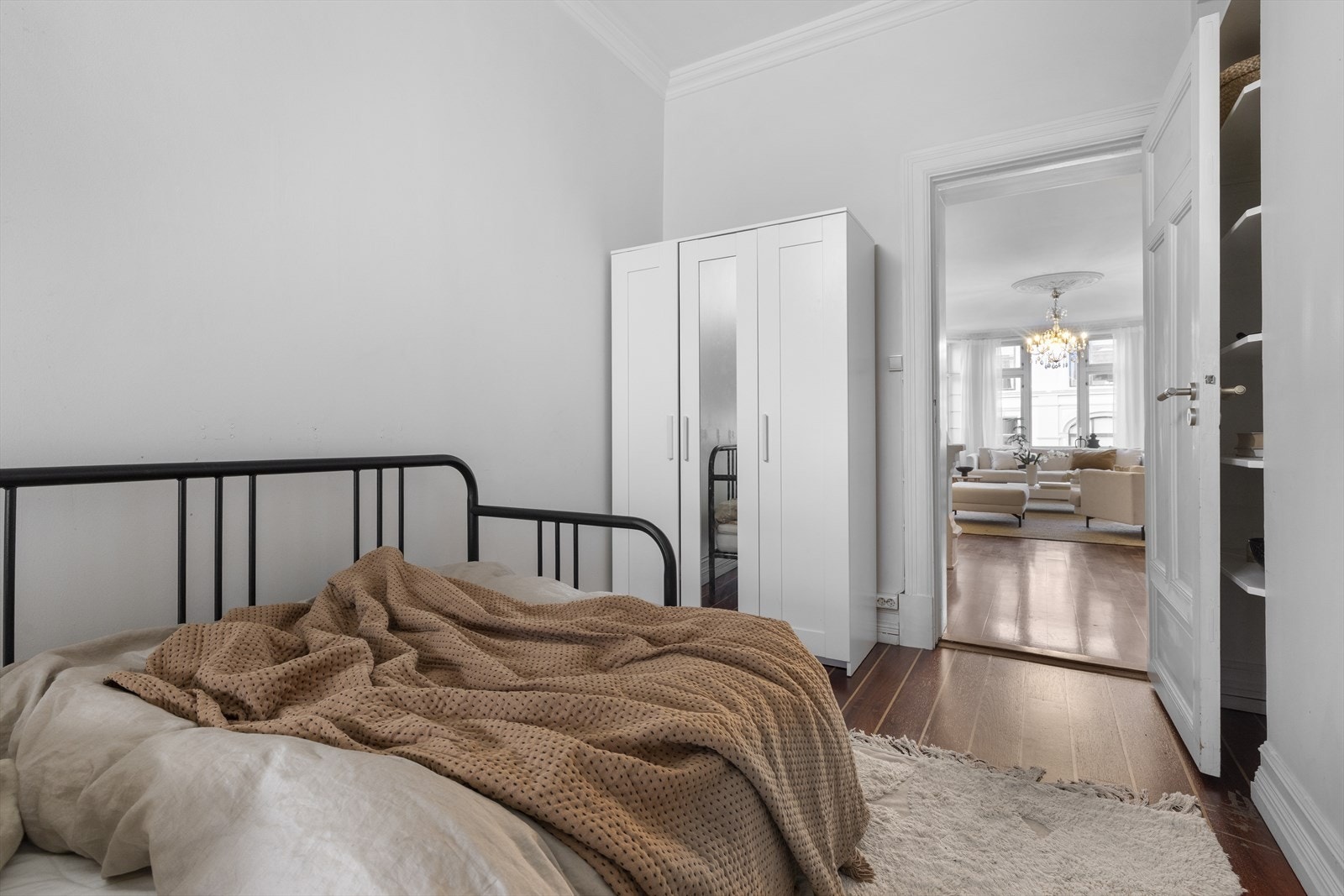 Frittstående garderobeskap og plassbygde hyller bad dør Galleribilde