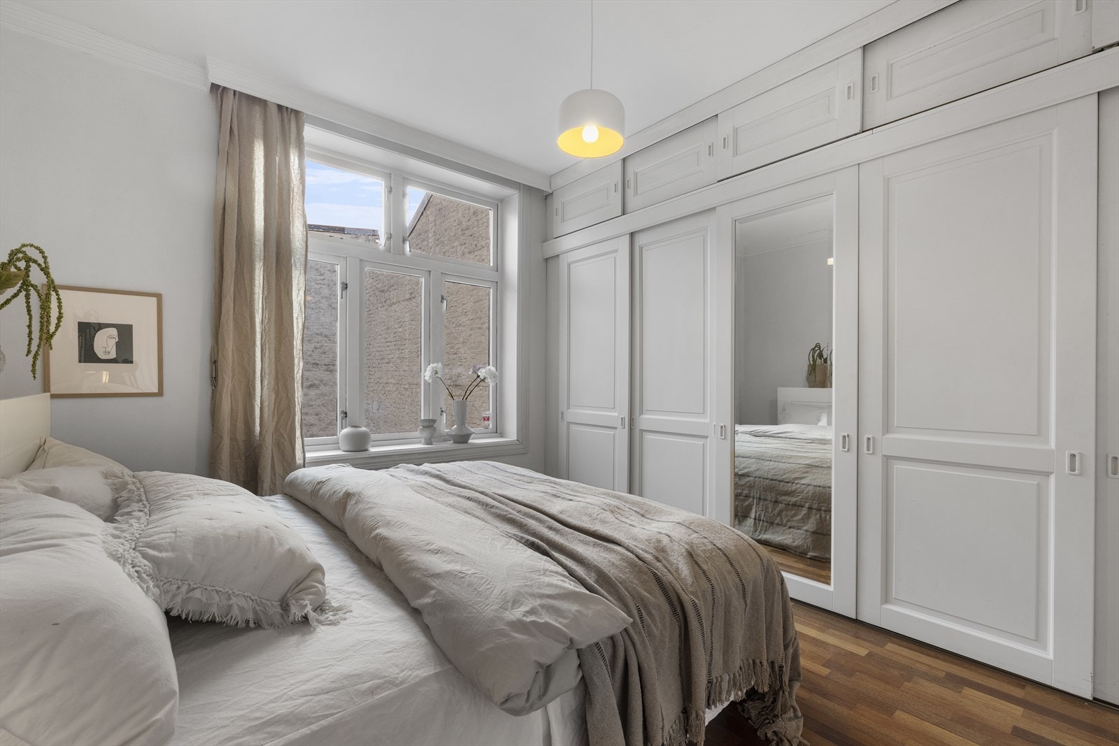 Romslig skyvedørsgarderobe på hovedsov Galleribilde