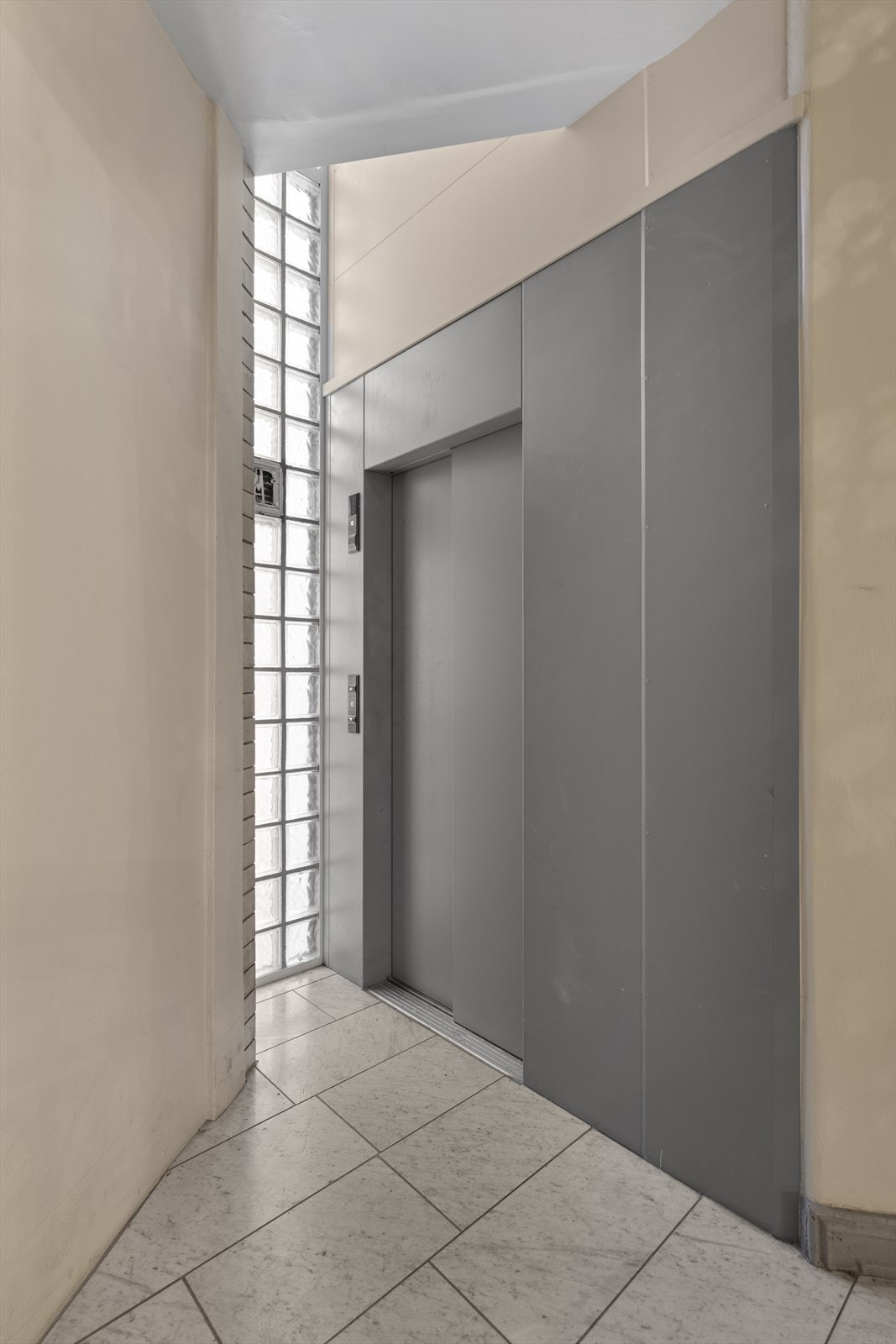 Moderne heis. Siste kontroll utført i 2025 Galleribilde