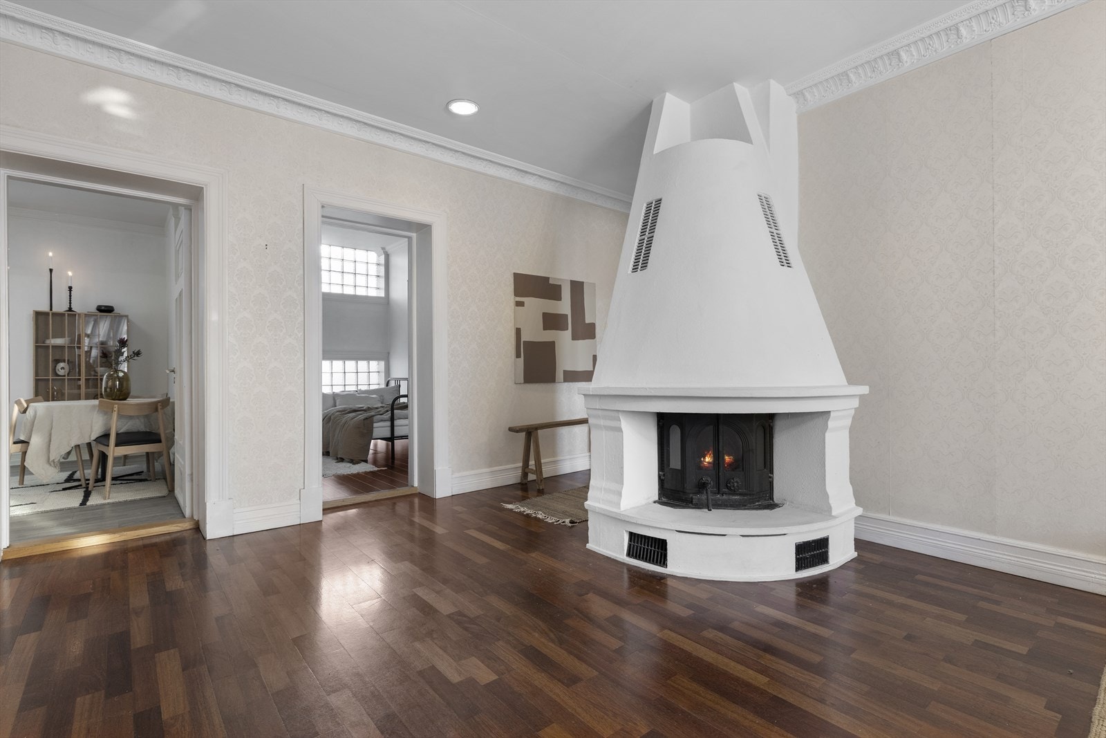 Peisinnsats i stue i tillegg til flott marmorpeis i spisestue Galleribilde