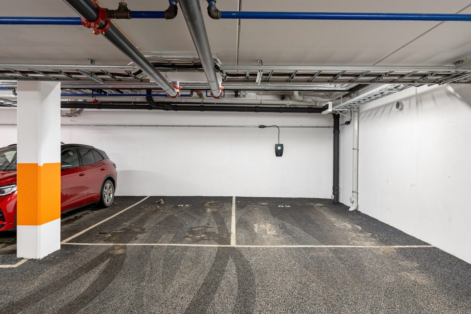Boligen disponerer 2 garasjeplasser i felles garasjeanlegg. En av plassene har lader til el-bil. Det går heis rett ned Galleribilde