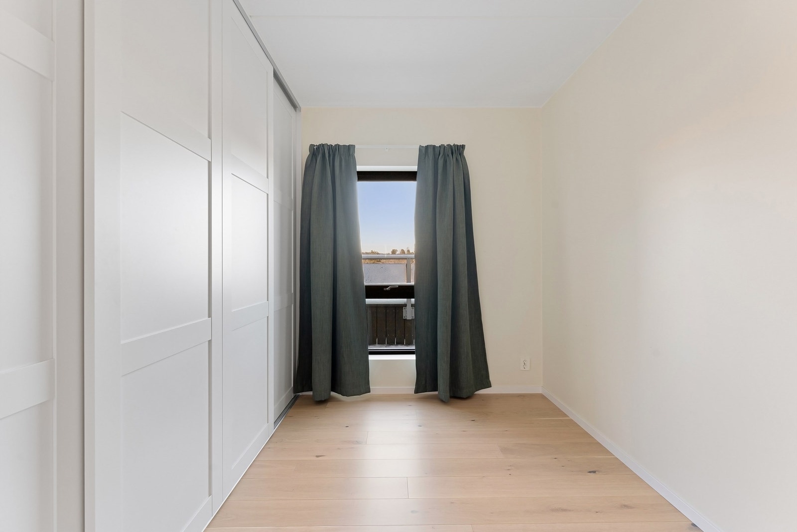 Soverom 2 med integrerte garderobeløsninger Galleribilde