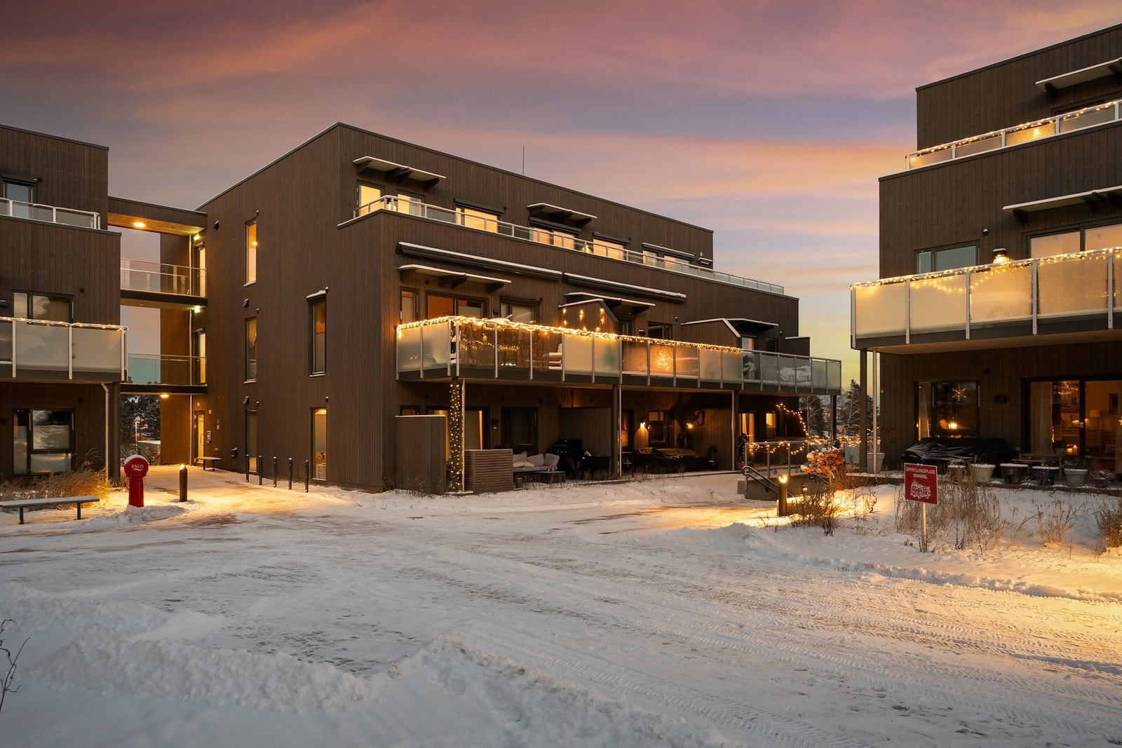 Leiligheten litt i toppetasjen og er på hele 150 kvm med 66 kvm takterrasse. Moderne bygg fra 2024 med løpende garantitid Galleribilde