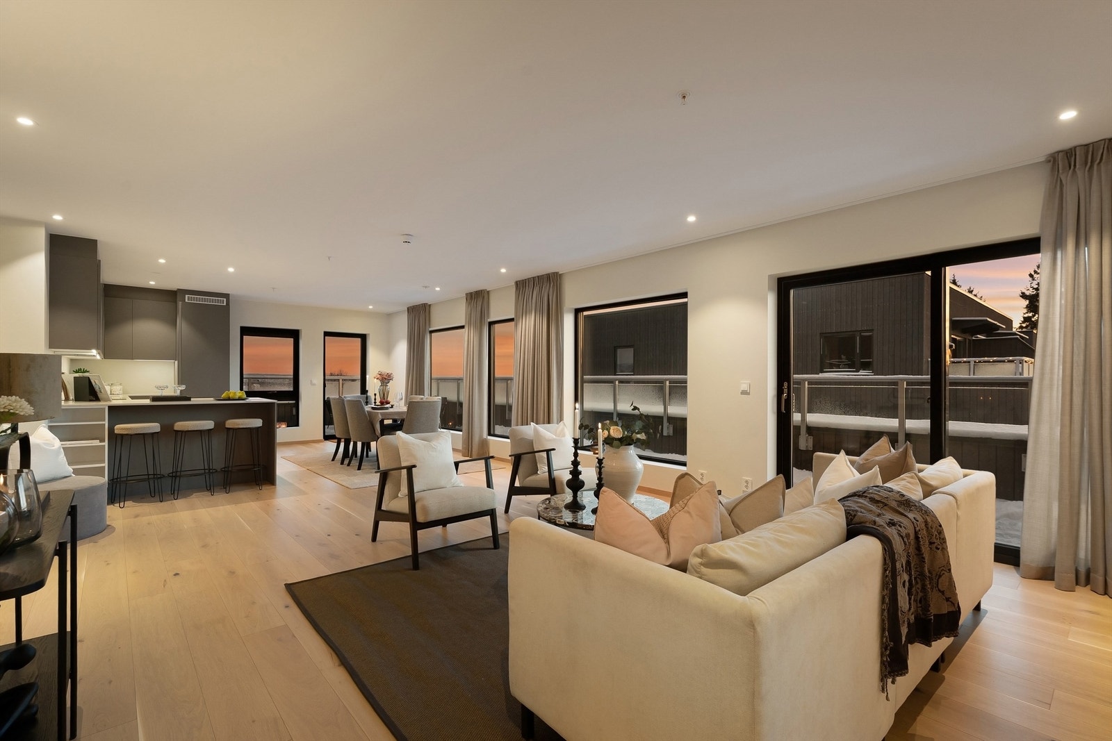 Dette er en rålekker og moderne 5-roms toppleilighet med vidstrakt utsikt utover Oslofjorden og Holmenkollen. Foto:Zovenfra AS Galleribilde