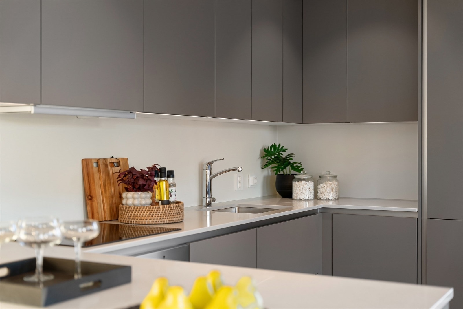 Integrerte hvitevarer som induksjonstopp, komfyr, oppvaskmaskin og kombi kjøl-/fryseskap. Utstyrt med komfyrvakt og aquastopp Galleribilde