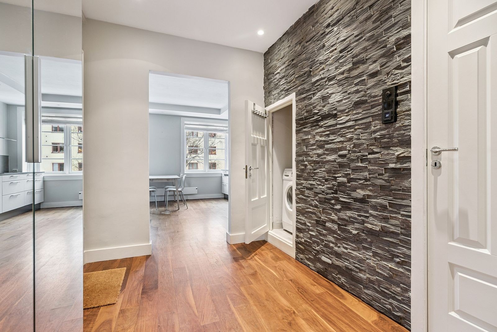 Fra gangen er det inngang til vaskekott med vaskemasin som medfølger Galleribilde