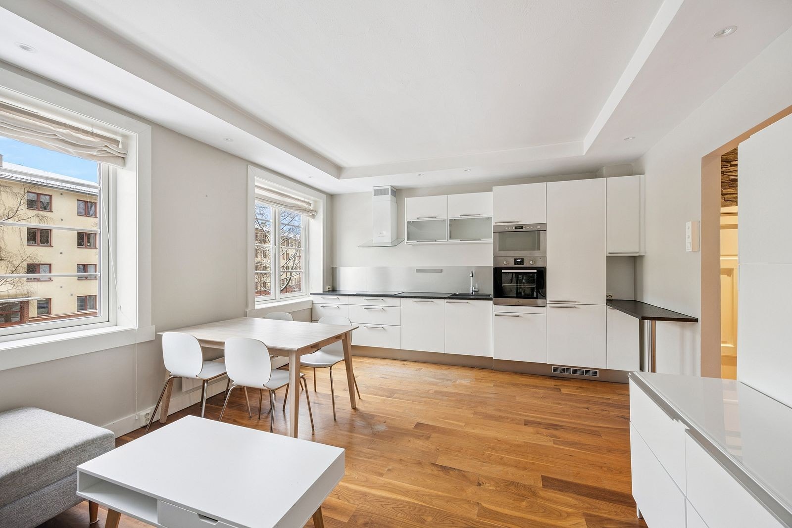 Stue og kjøkken i åpen løsning Galleribilde