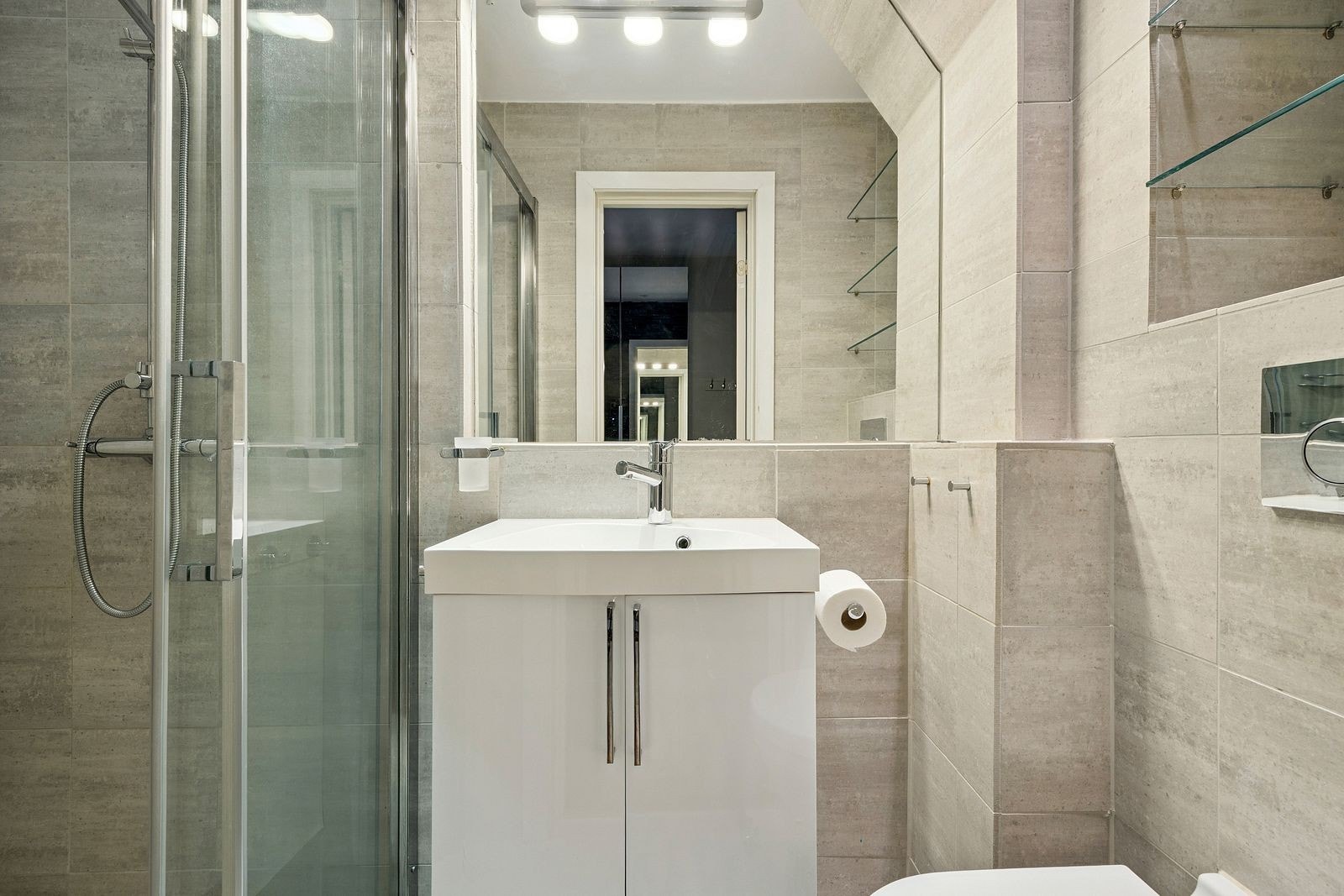 Pent, flislagt bad. Galleribilde