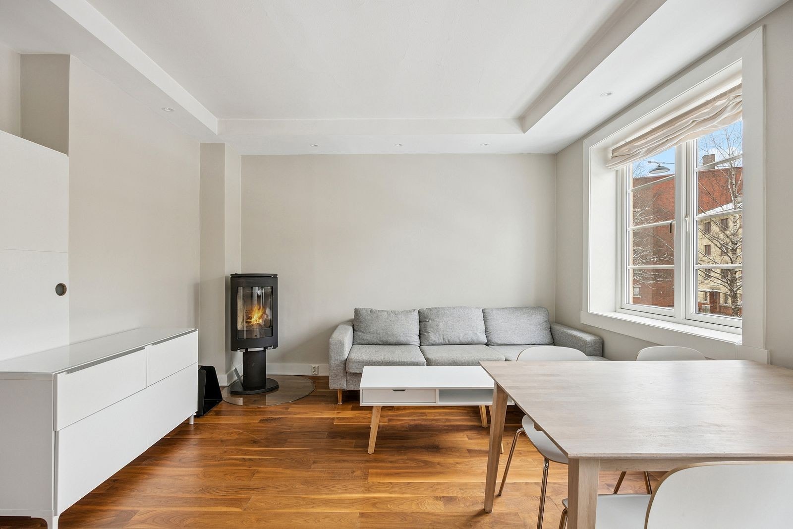 I stue er det peis. Store vinduer som gir godt med lysinnslipp Galleribilde