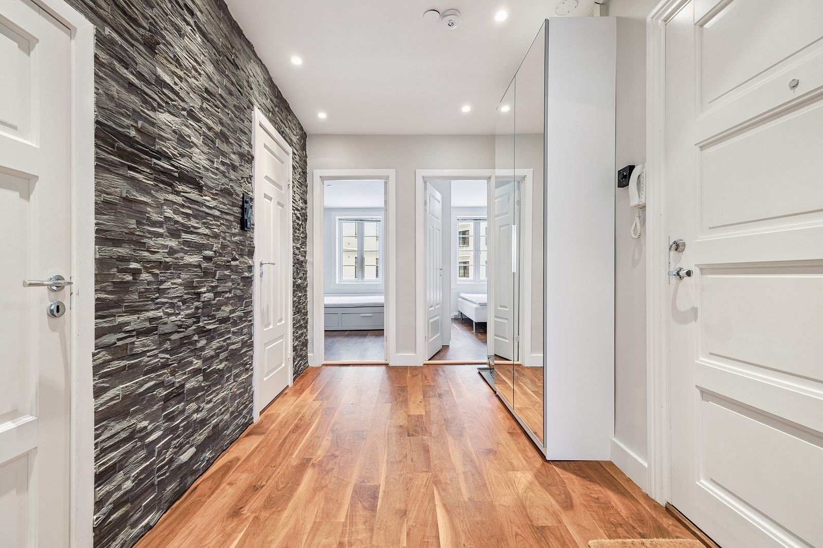 Romslig gang. Her er det garderobeskap Galleribilde