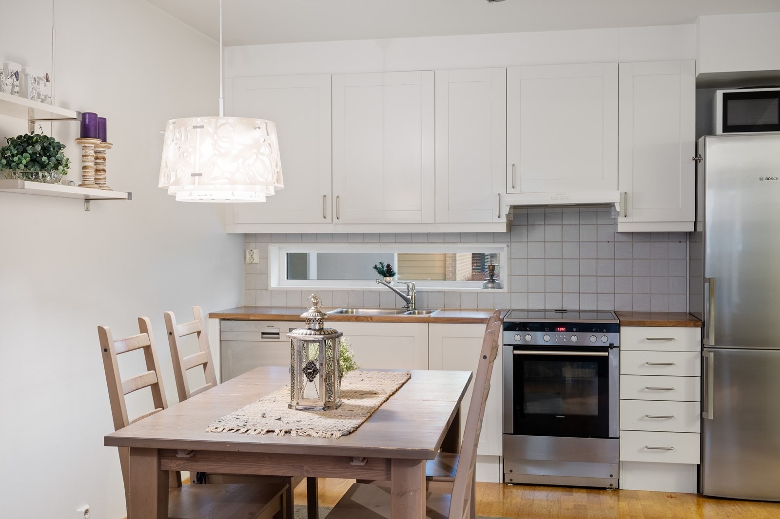 Det er opplegg for oppvaskmaskin og ventilator over kokeplass. Galleribilde