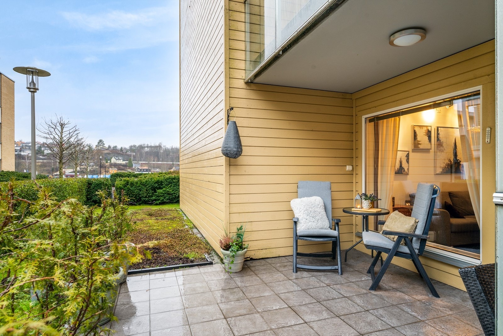 Flislagt uteområde med plass til sittegruppe gir mulighet for avslapning utendørs. Galleribilde