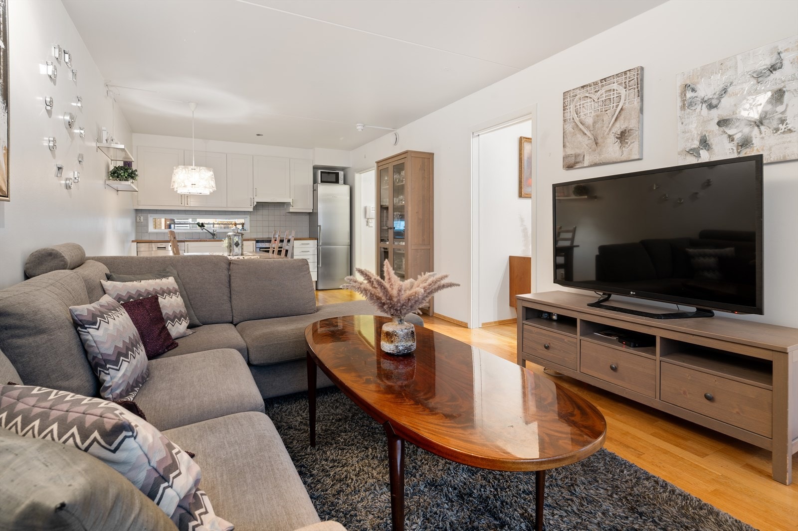 Åpen løsning gir direkte forbindelse mellom stue og kjøkken. Galleribilde