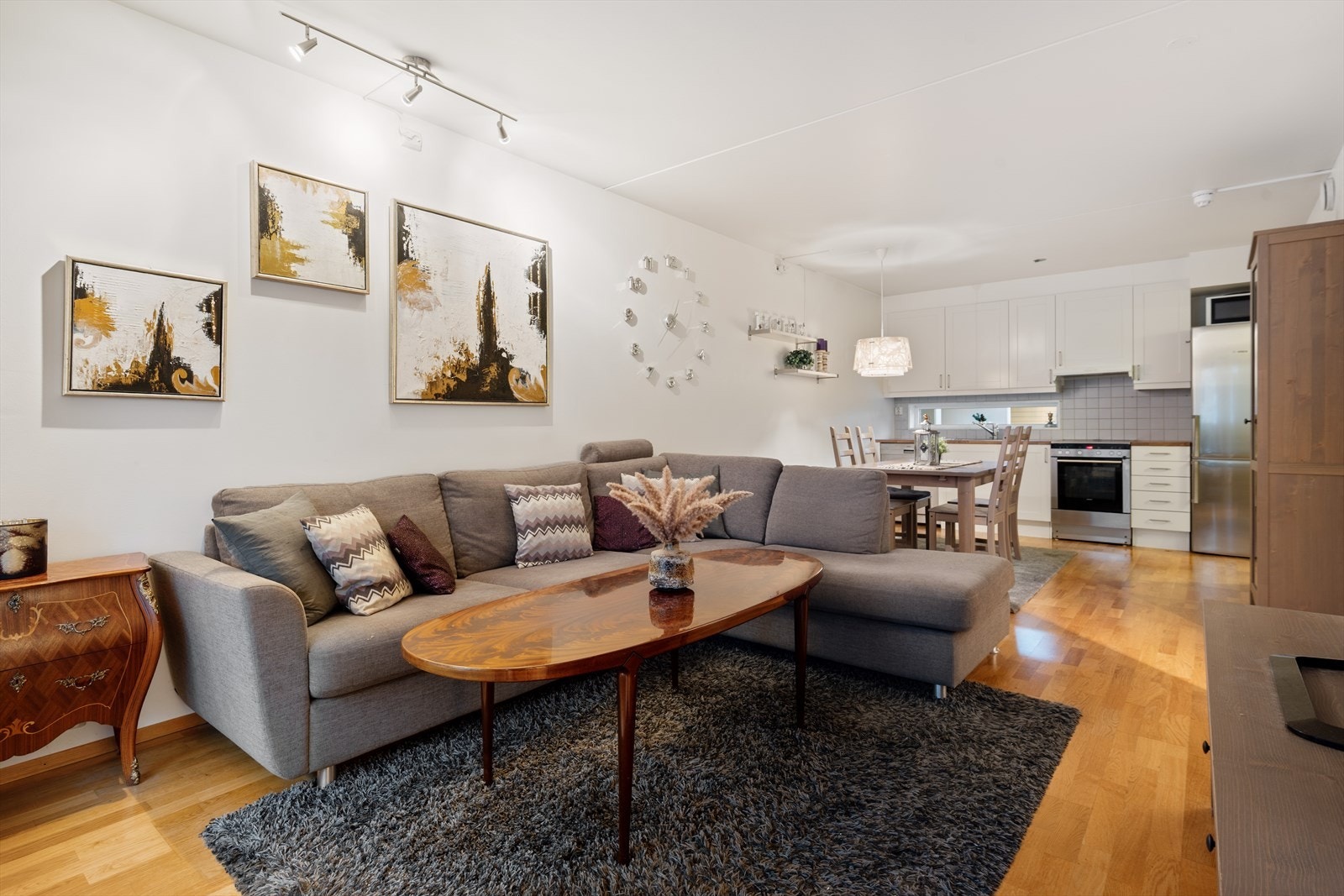 Parkettgulv og malte glatte vegger gir en solid innvendig overflatebehandling. Galleribilde