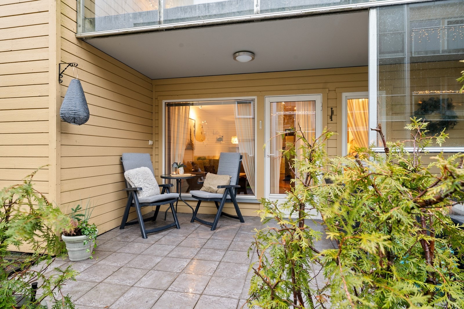 Direkte utgang fra stue til en flislagt terrasse gir enkel tilgang til uteområdet. Galleribilde