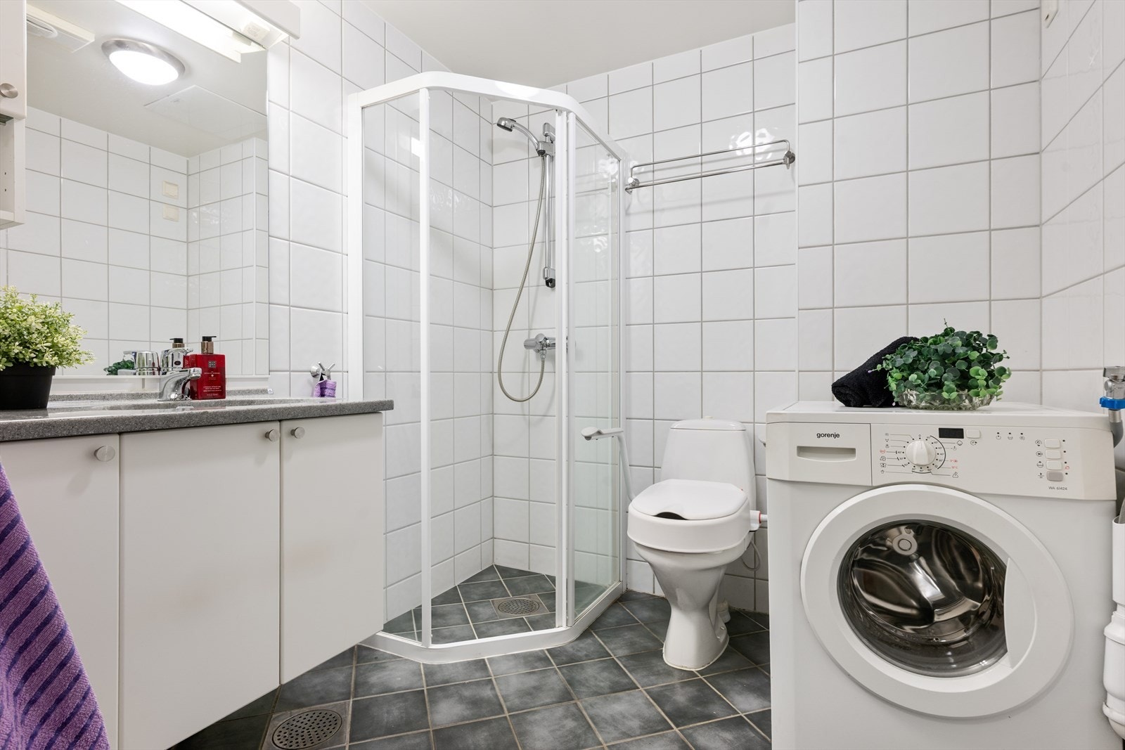 Flislagte overflater og gulvvarme gir et robust våtromsmiljø med balansert ventilasjon. Galleribilde