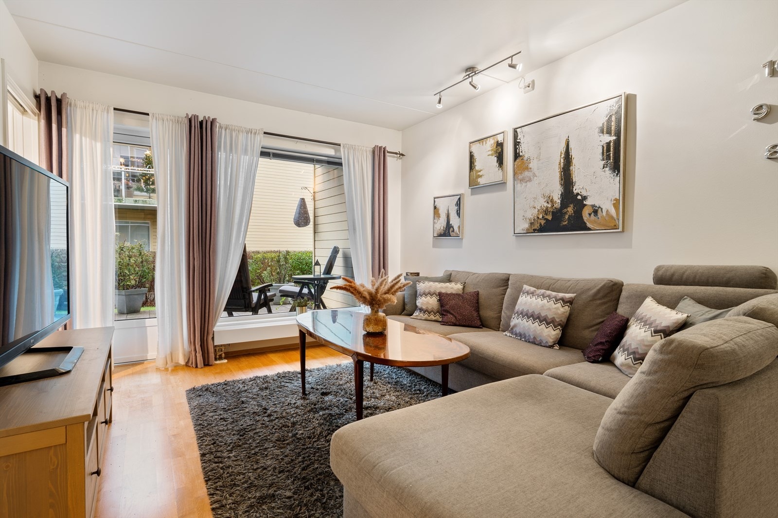 Utgang til terrasse gir enkel tilgang til uteområdet fra oppholdsrommet. Galleribilde