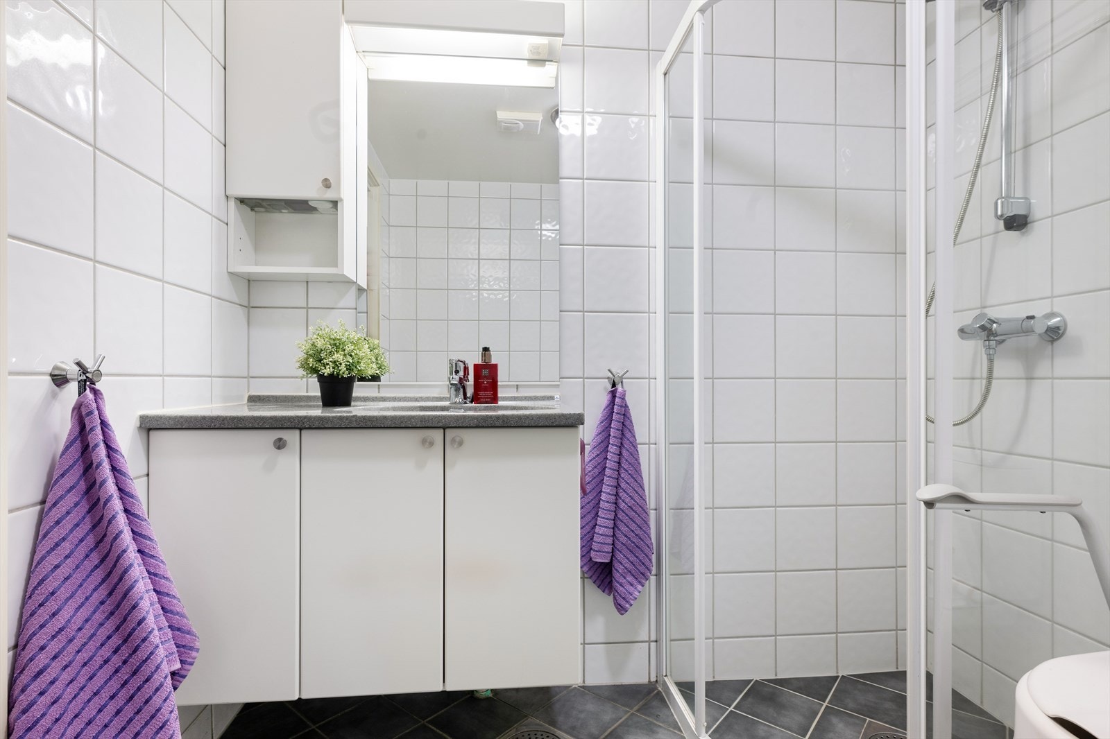 Dusjsone med direkte dusjing på gulv og vegg sikrer effektiv vannhåndtering. Galleribilde