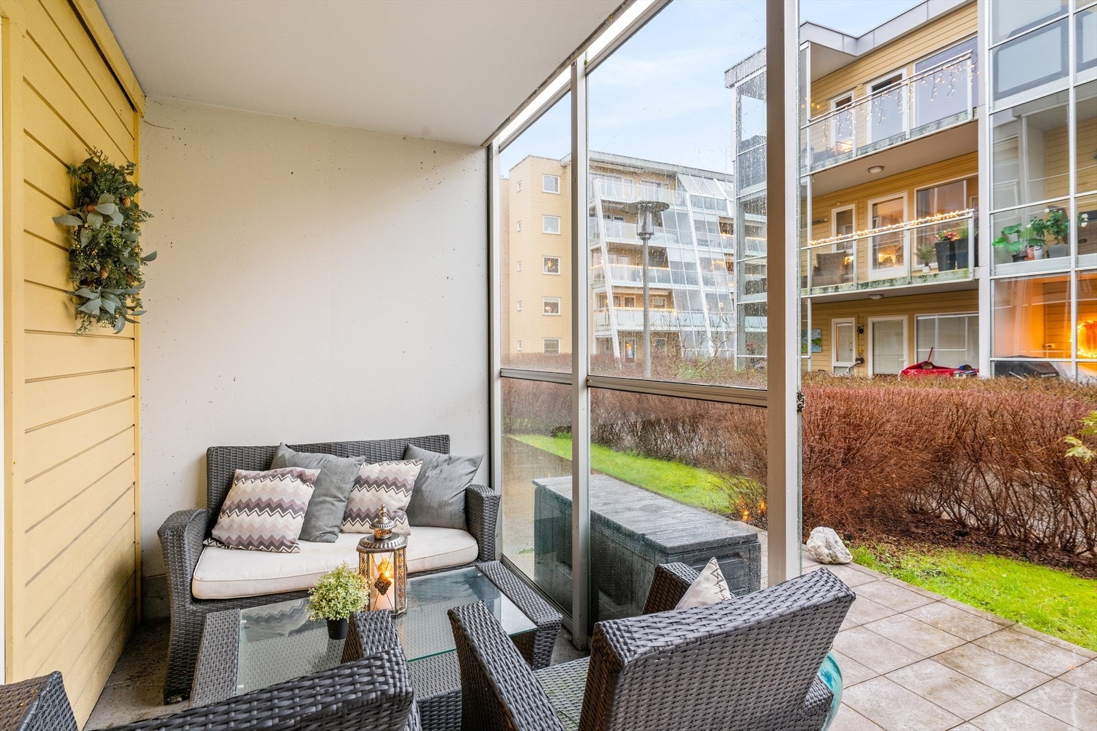 Steinbelagt uteplass på ca. 19m2 gir en romslig utendørs oppholdsplass. Galleribilde