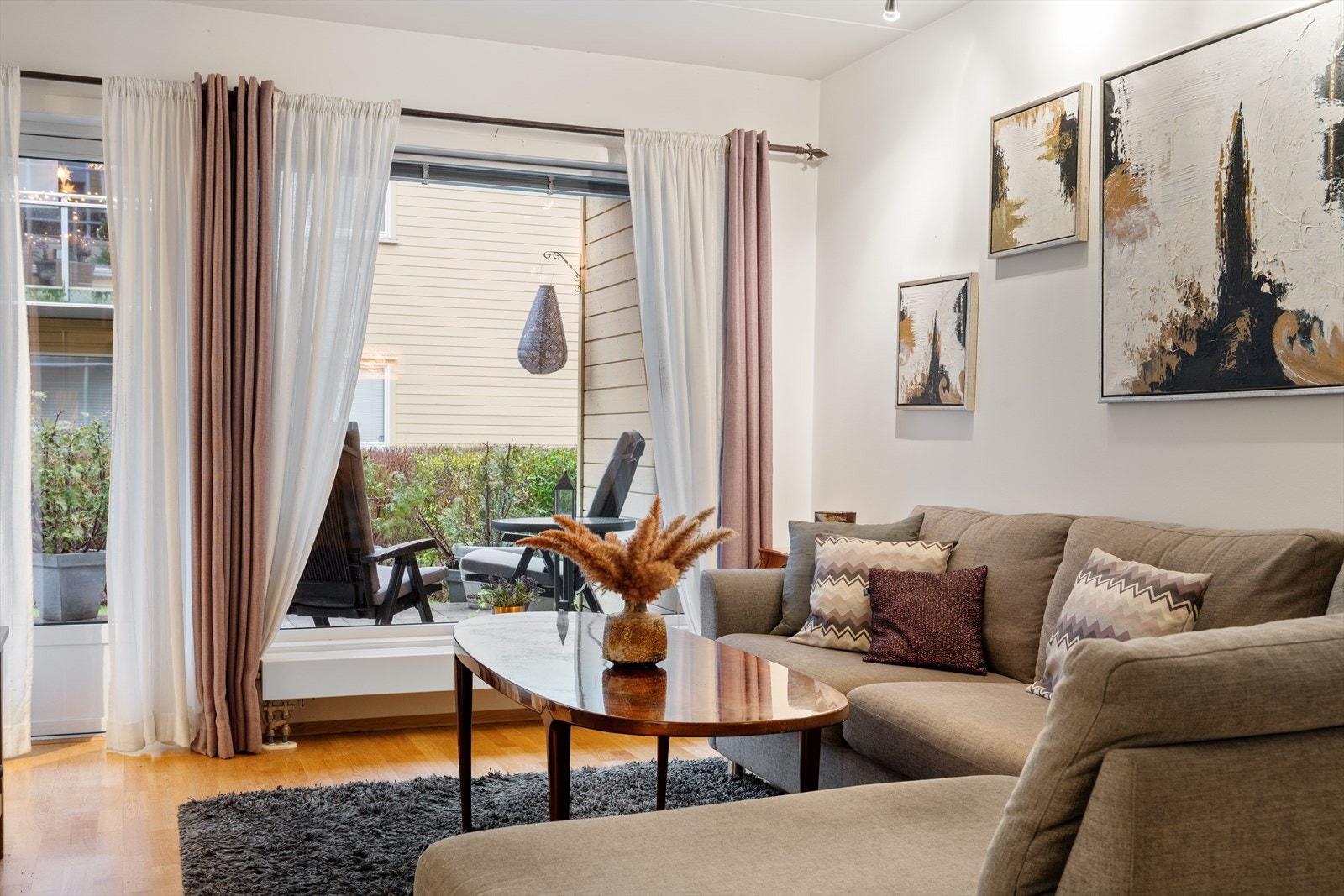 Store vindusflater gir utsyn mot steinbelagt uteplass på 19 m². Galleribilde