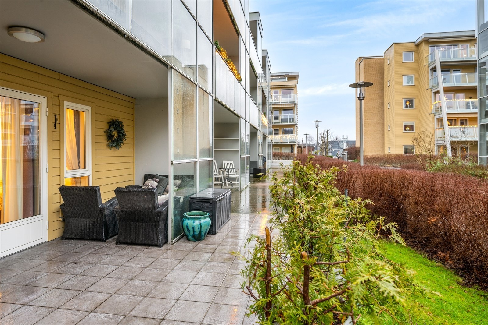 Steinbelagt uteplass med utsyn mot grøntområde gir en hyggelig atmosfære. Galleribilde