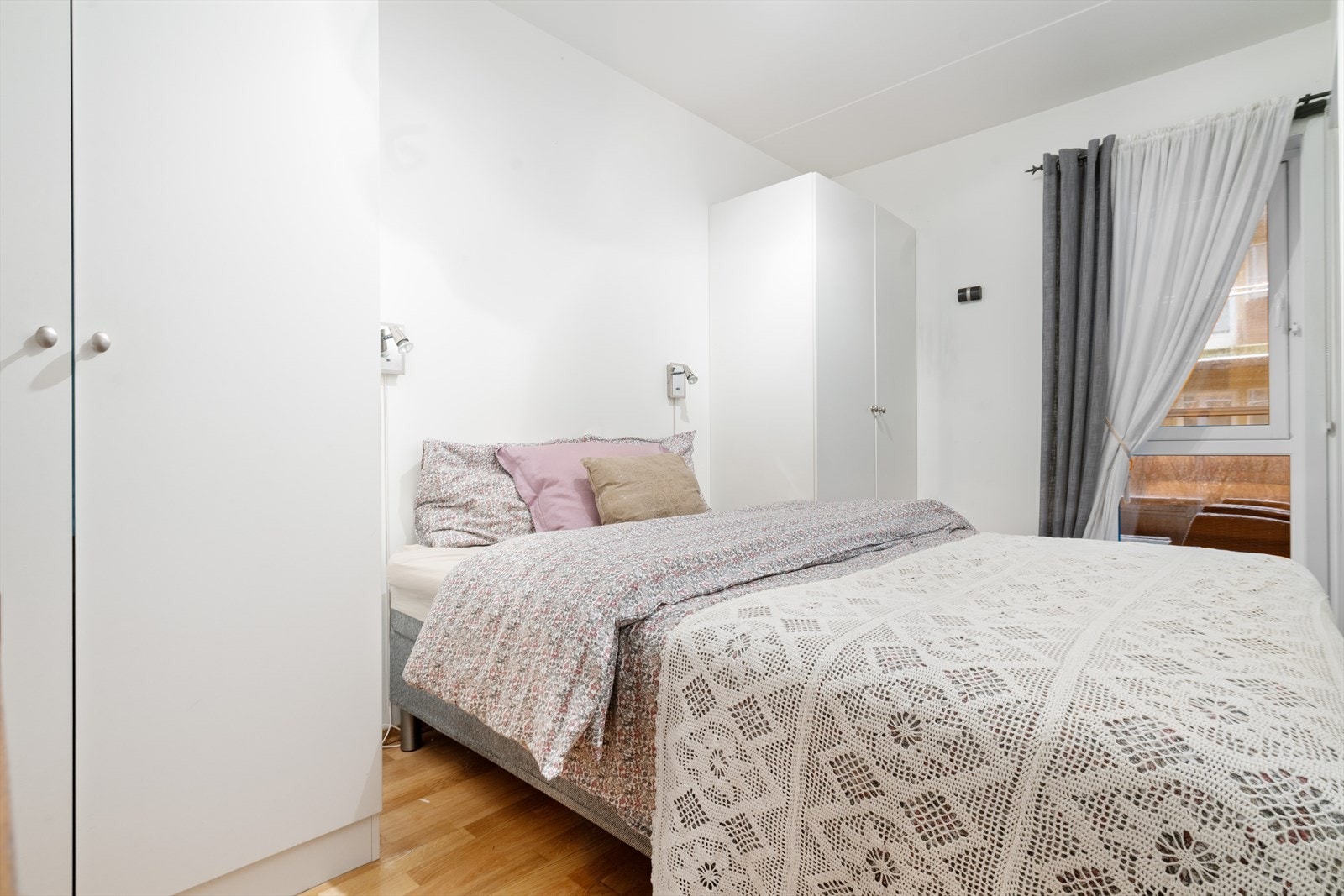 Plass til dobbeltseng og garderobe gir effektiv oppbevaring. Galleribilde