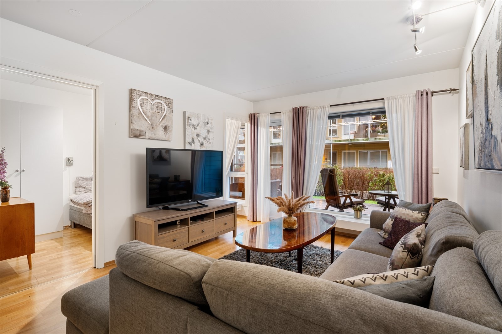 Plass til spisebord i tilknytning til oppholdsrommet gir en naturlig spiseplass. Galleribilde