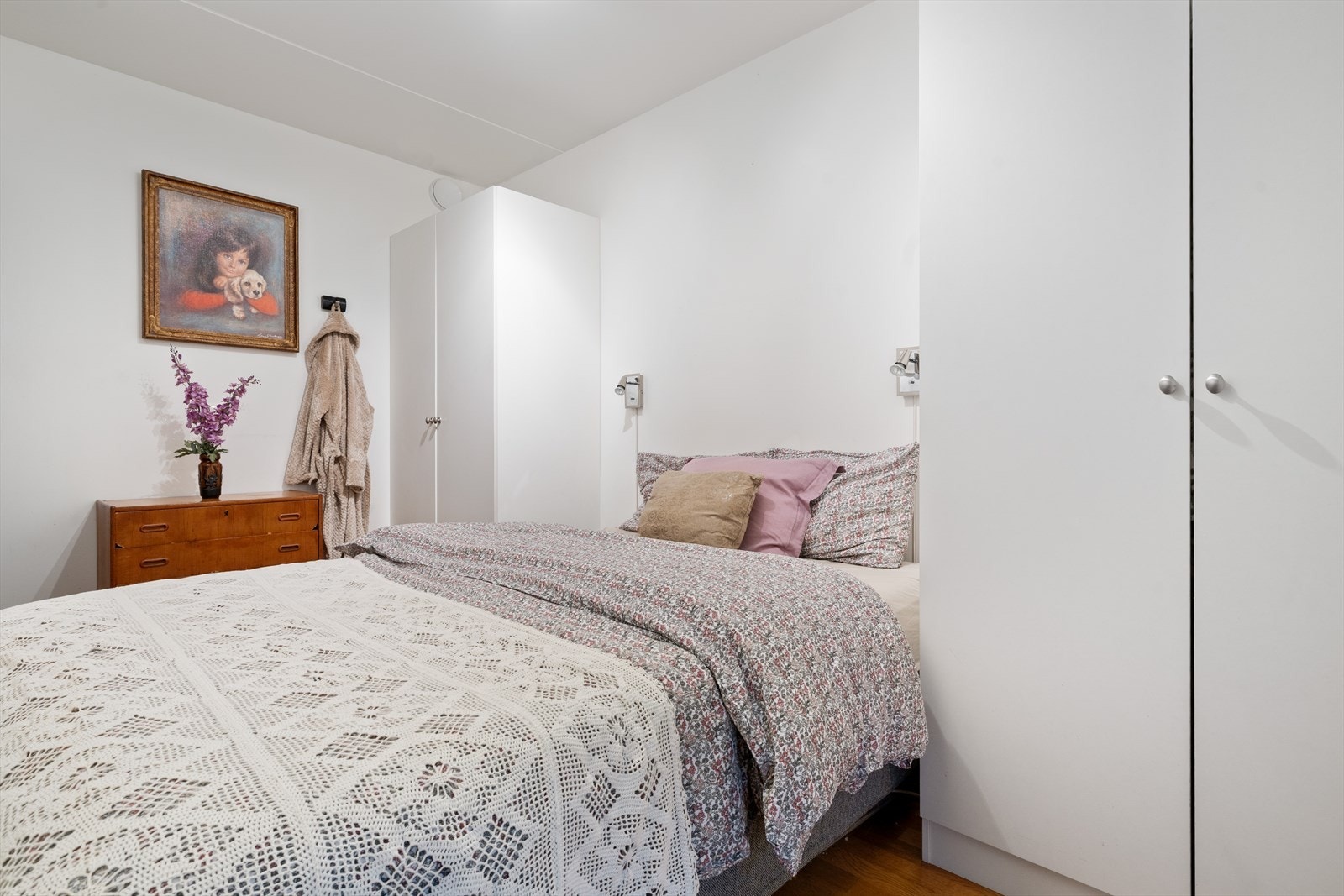 Glatte malte vegger og parkettgulv gir et ryddig inntrykk. Galleribilde