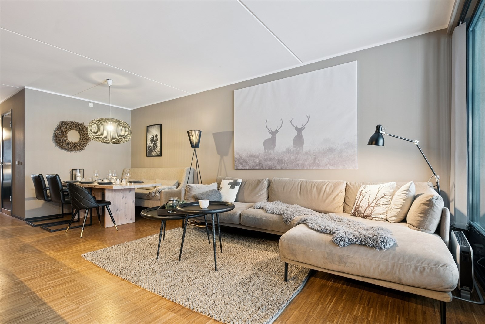 Den åpne løsningen gir en god romfølelse og fleksible møbleringsmuligheter. Galleribilde