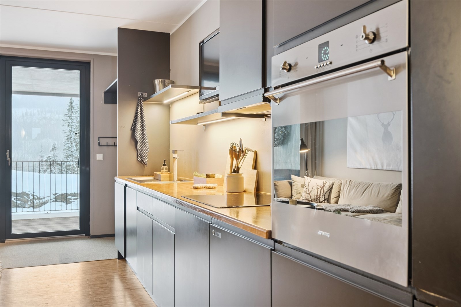 Arbeidsbenken har god plass og en praktisk nærhet til både spiseplass og uteområde. Galleribilde