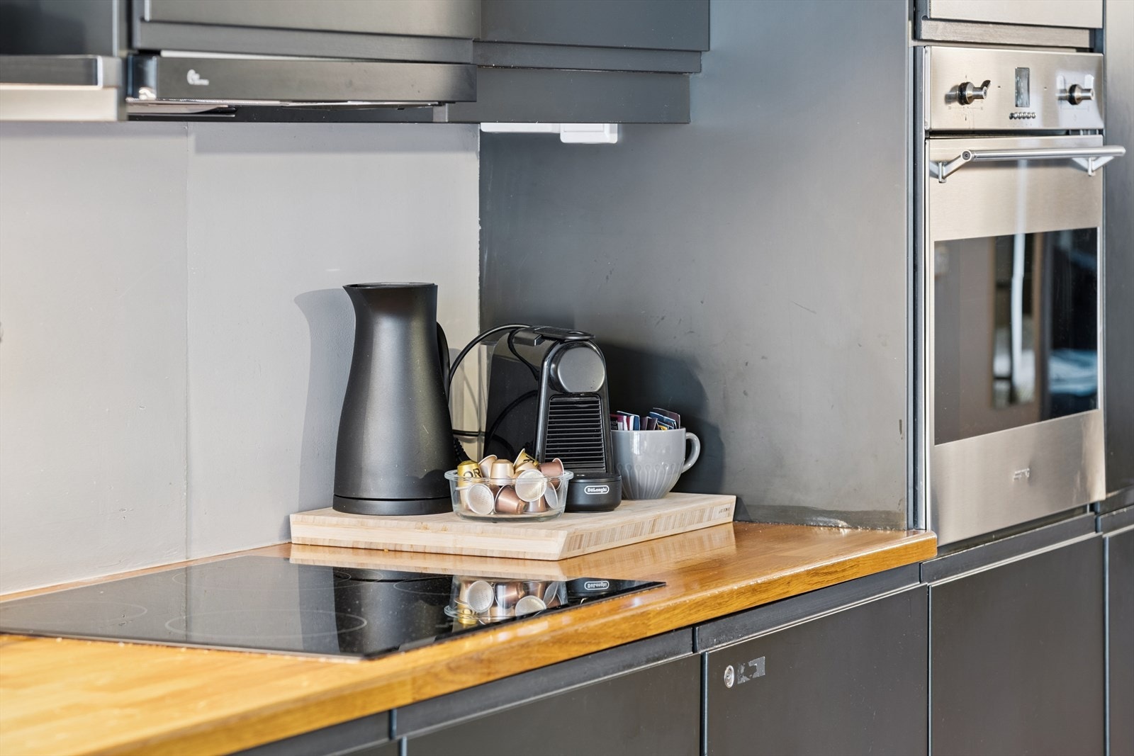 Kjøkkenet er utstyrt med integrert komfyr, koketopp og oppvaskmaskin. Galleribilde